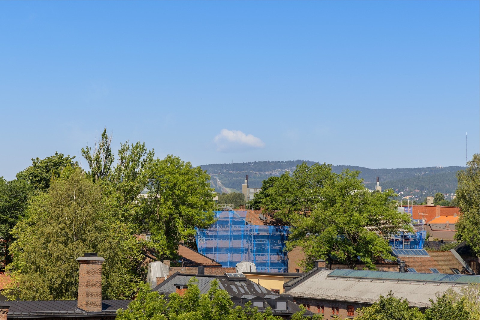Fra balkongen er det fantastisk utsikt over store deler av byen - helt opp til Holmenkollen Galleribilde