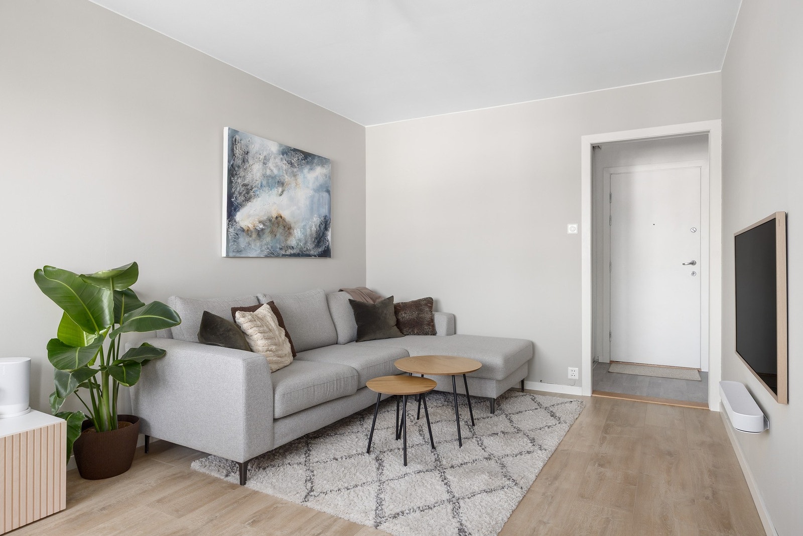 Her får du en stue som fremstår meget moderne og innbydende. Det er muligheter for møblering i flere soner Galleribilde