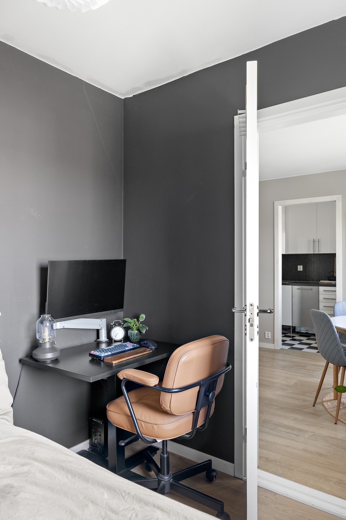 Eller du kan få inn et skrivebord som passer perfekt til hjemmekontor Galleribilde
