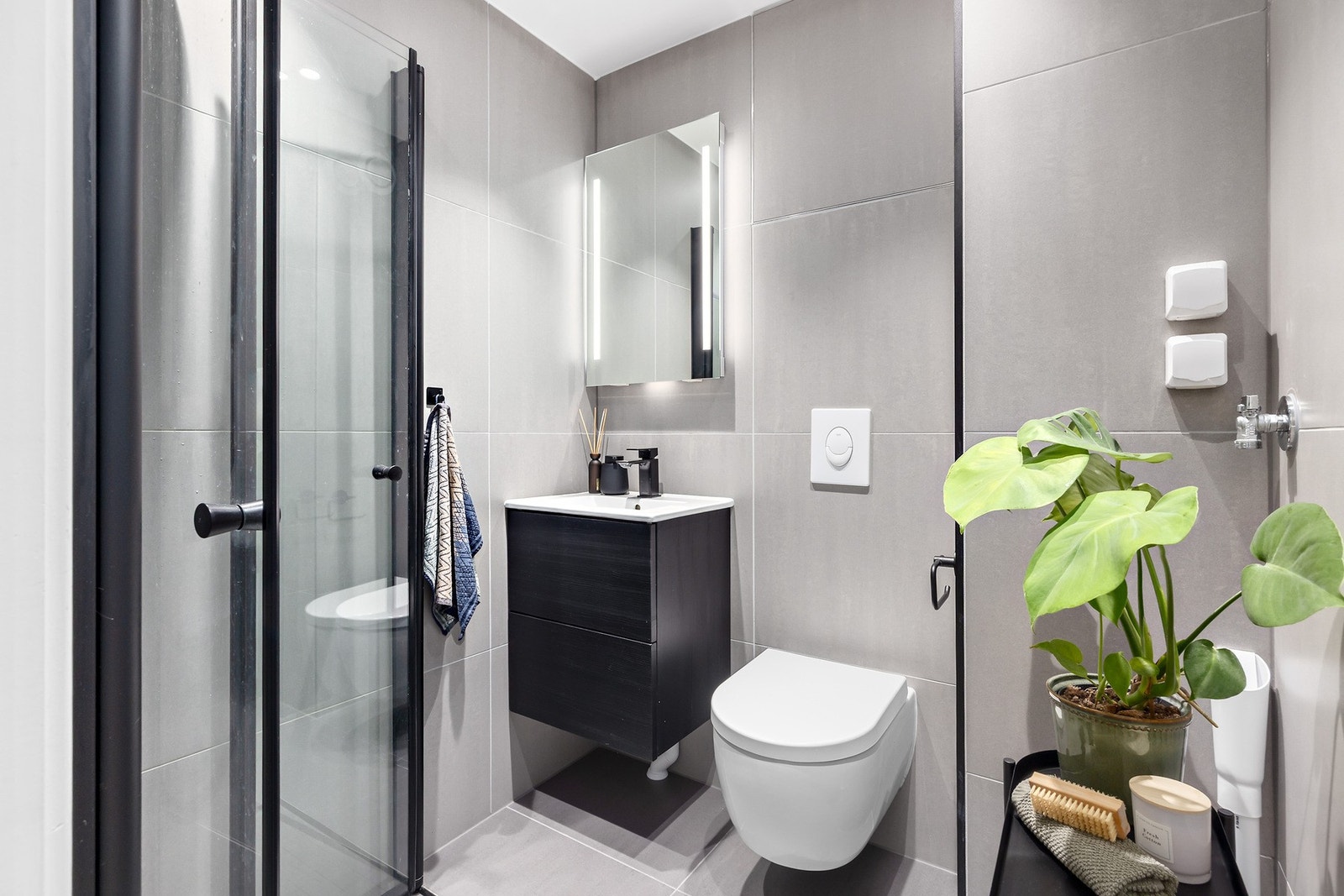 Lekkert og moderne bad pusset opp i 2021 i regi av borettslaget. Badet er flislagt på vegger og gulv med gulvvarme Galleribilde