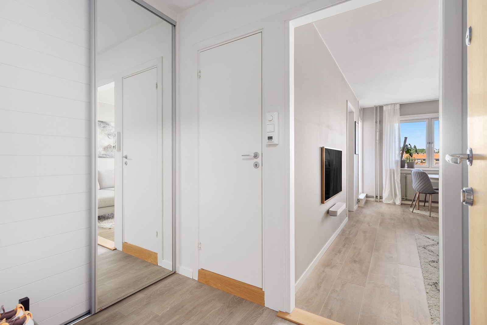 Slik ser det ut når du åpner døren inn til ditt nye hjem! Her har du plass til å henge fra deg yttertøy i skyvedørsgarderoben, og det er god plass til skohylle Galleribilde