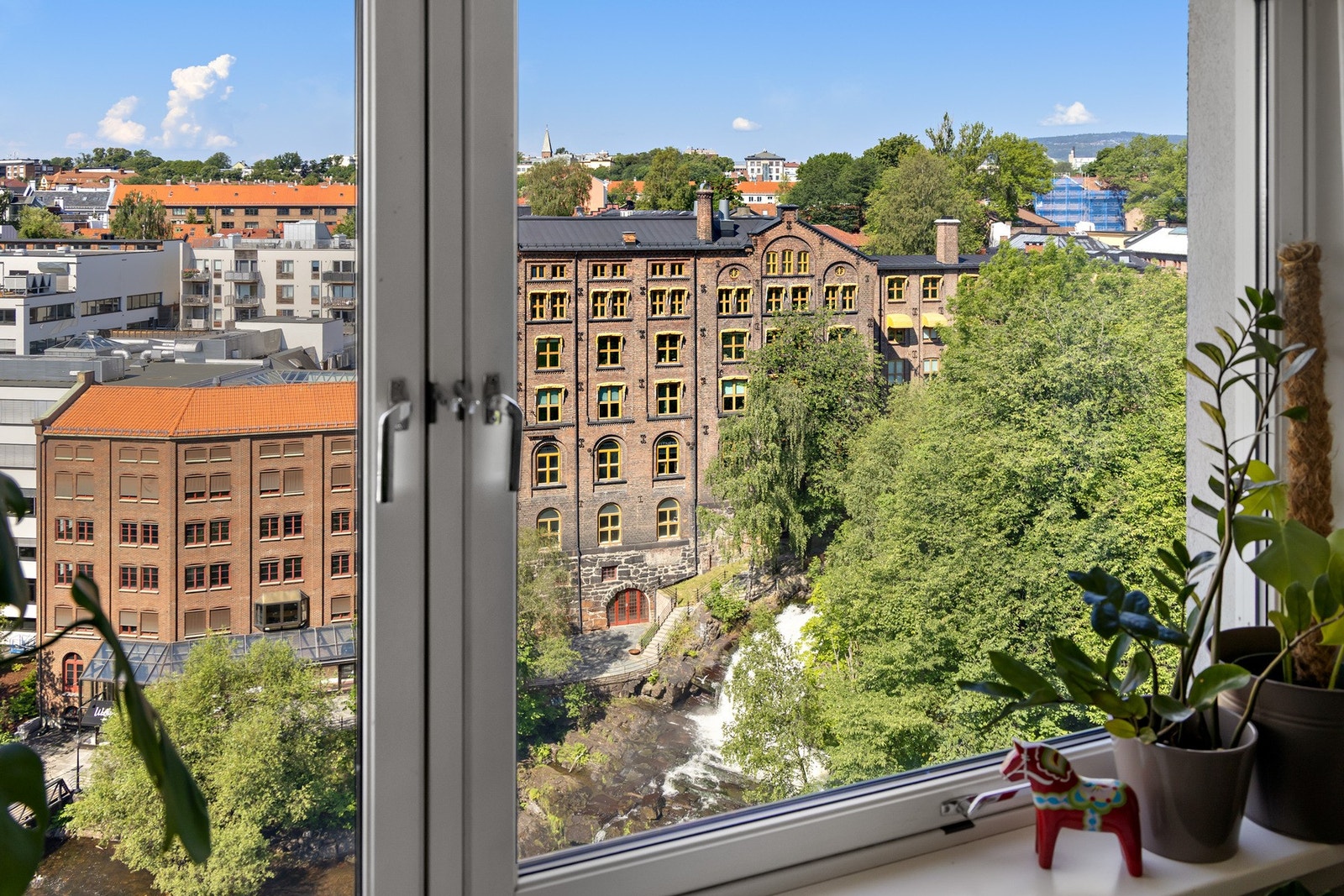 Nyt synet av fossefallet fra leiligheten Galleribilde