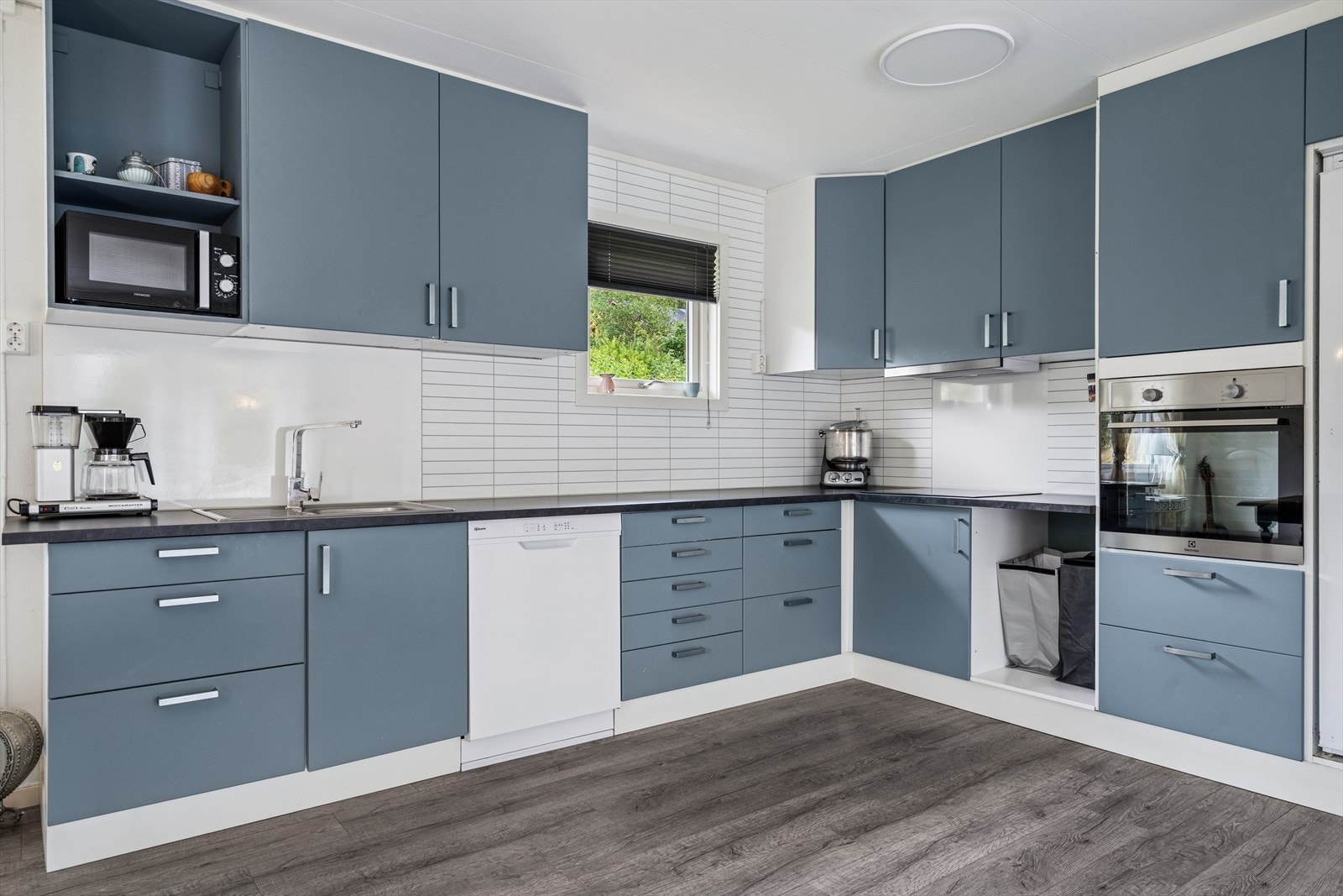 Kjøkkenet er innredet i en praktisk form, og har godt med både skap- og benkeplass. Galleribilde