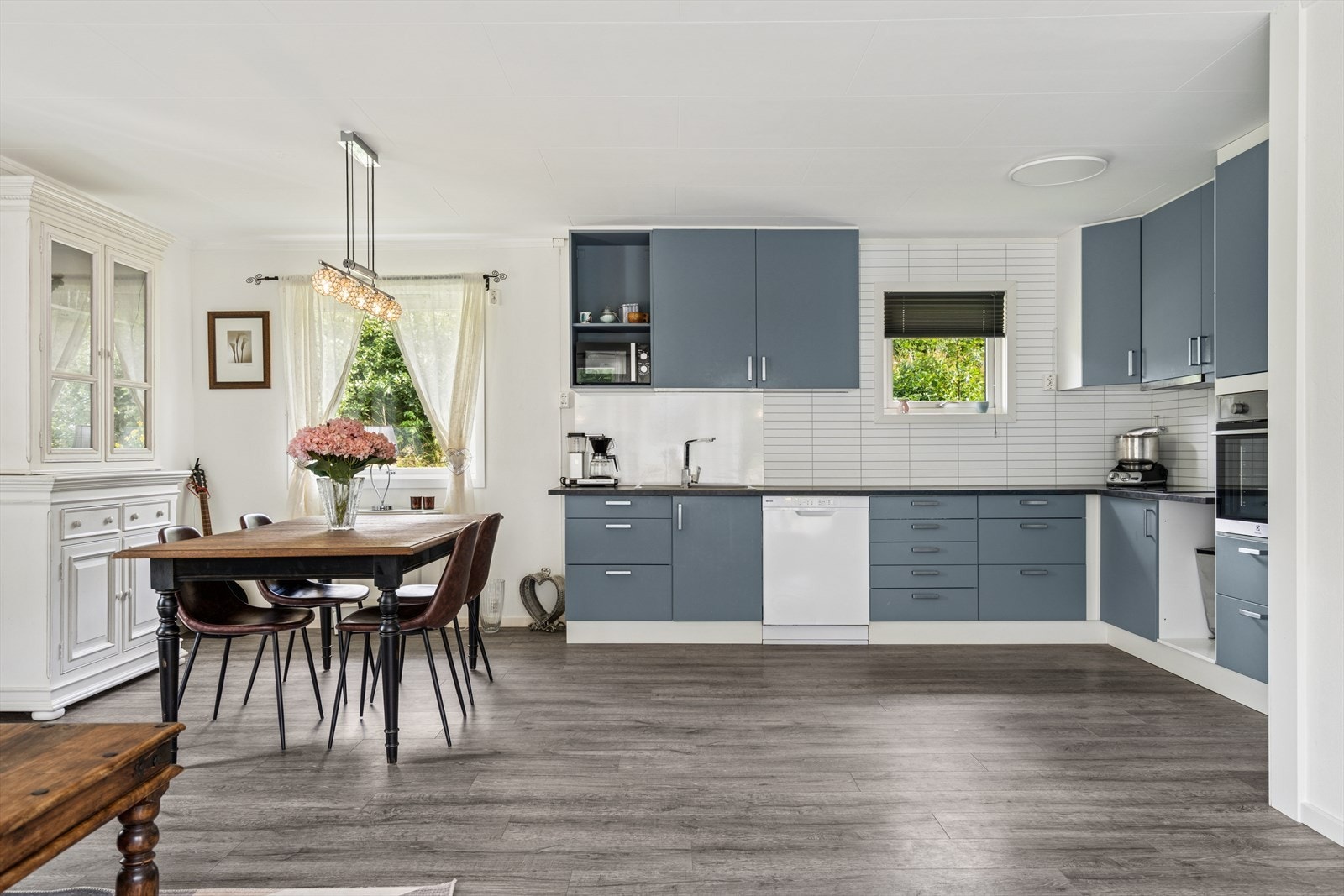 I tilknytning til kjøkkenet, kan spisebord enkelt plasseres. Galleribilde