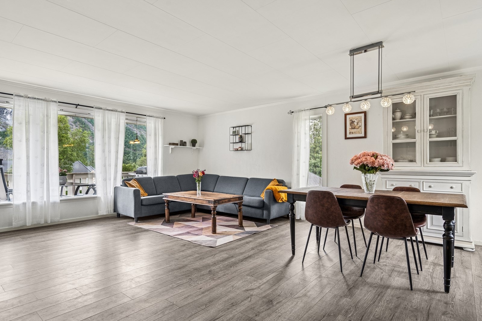 Her er det flere store vindusflater som slipper inn mye naturlig lys og skaper en god atmosfære i rommet med fin utsikt. Galleribilde