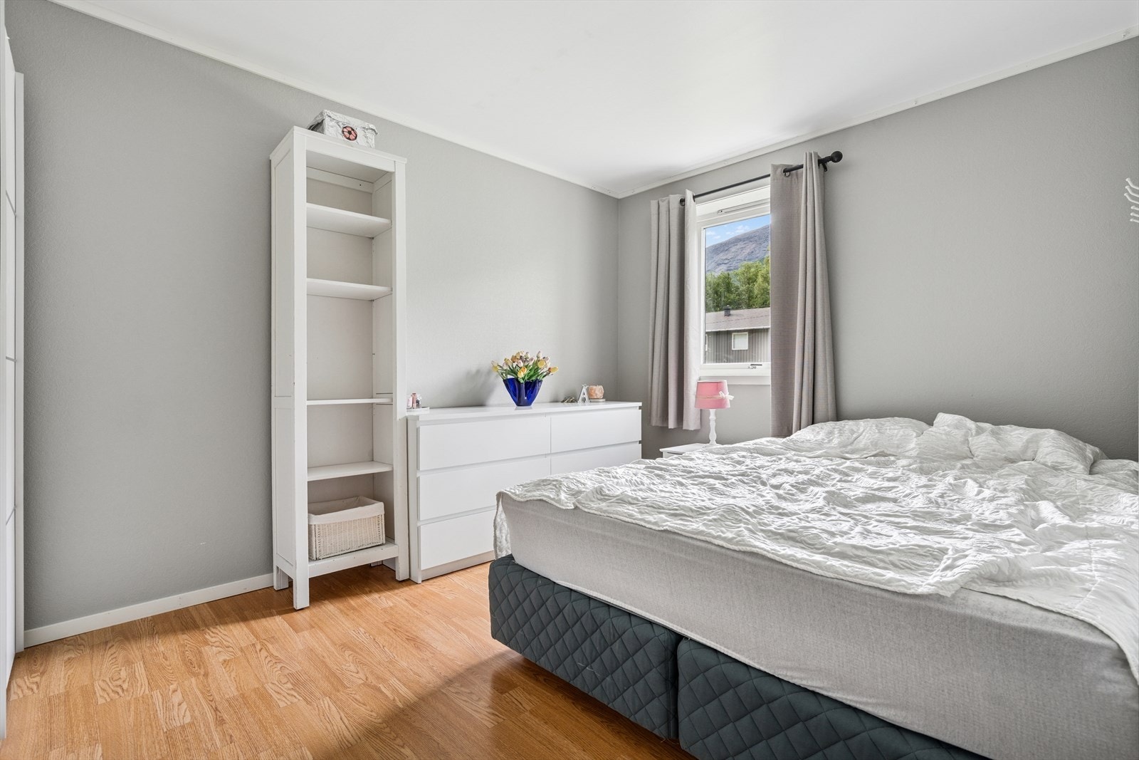 Videre byr boligen på fem gode soverom. Galleribilde