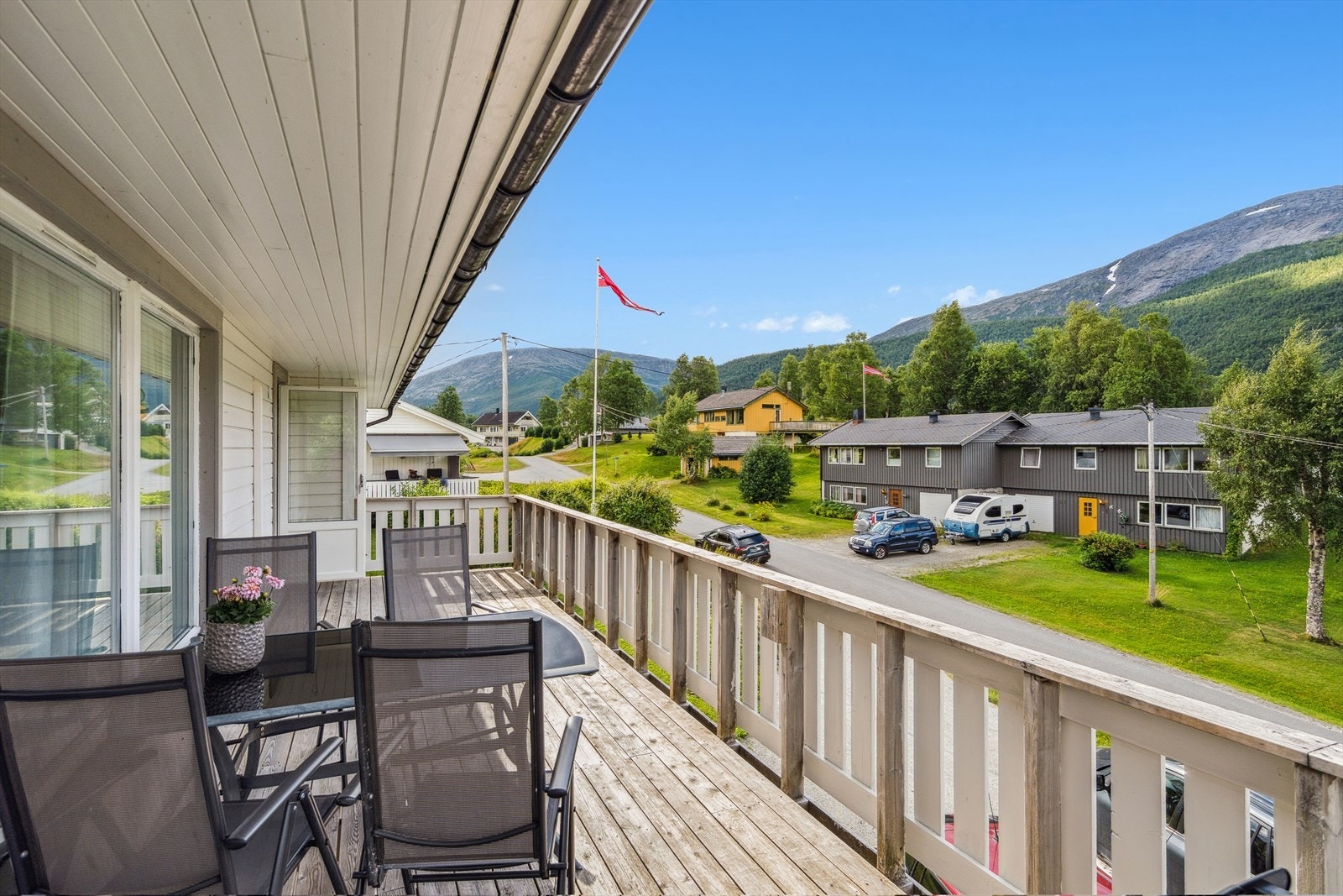 Balkongen som fungerer som en forlengelse av stuen på varme sommerdager. Galleribilde