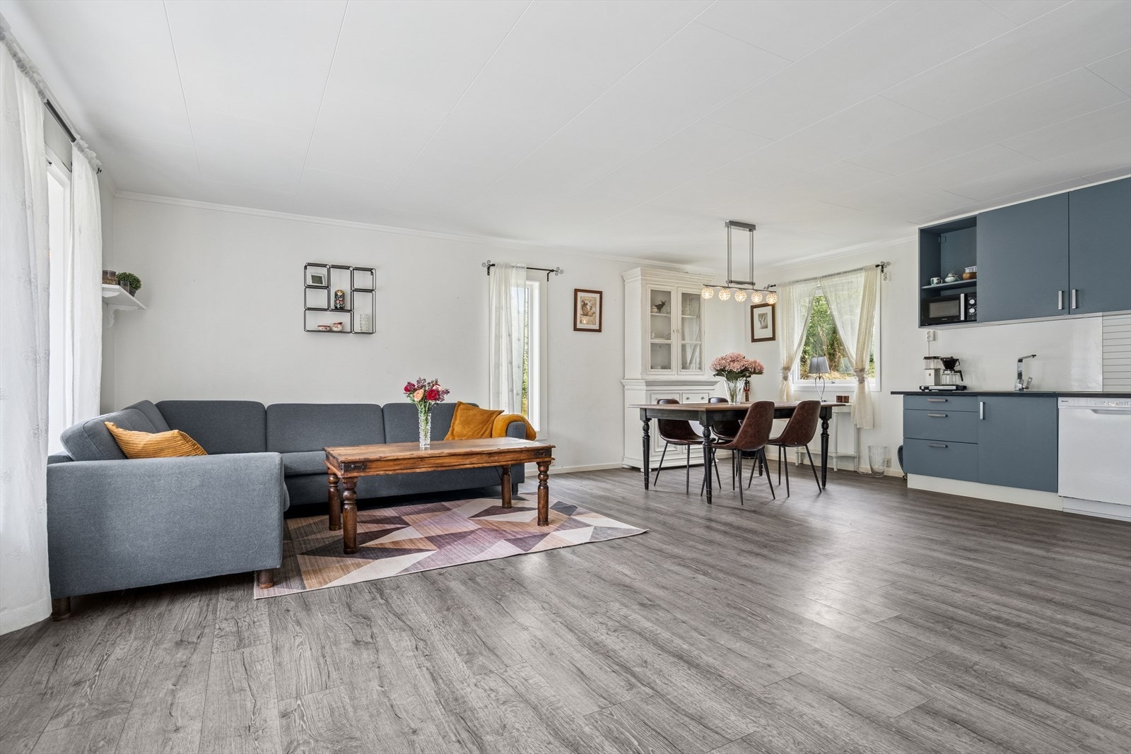 Stuen er lys og trivelig med plass til flere møbleringsmuligheter for å skape den stuen du selv ønsker. Galleribilde