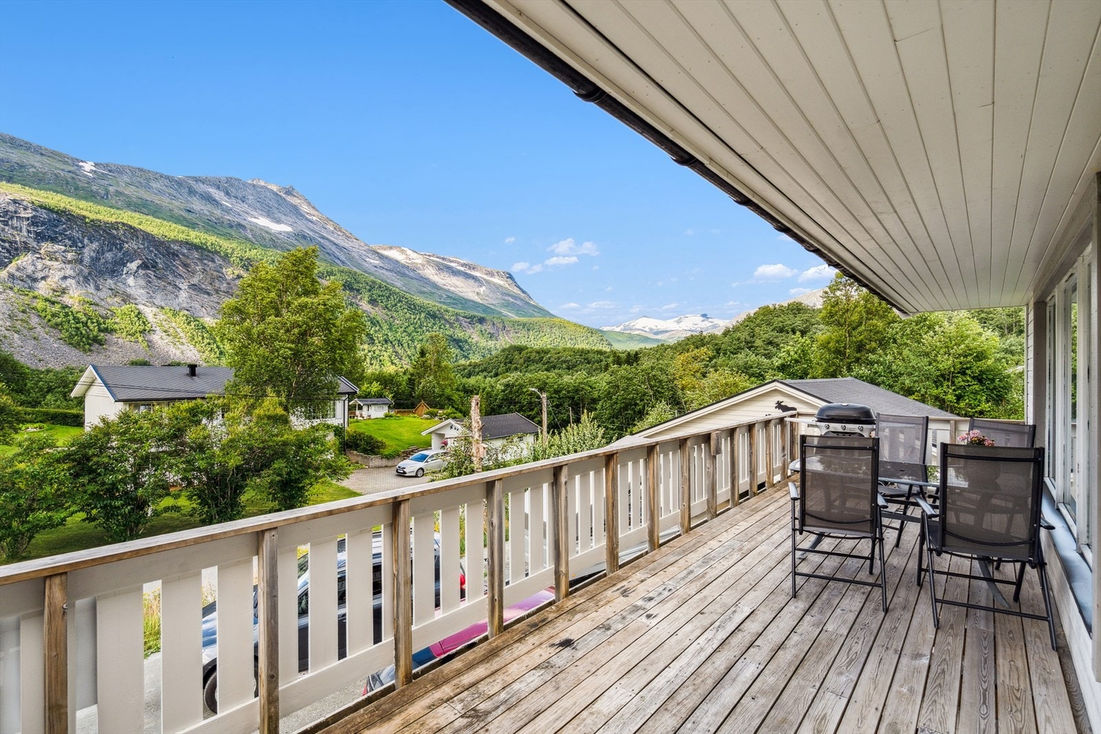 Her er det plass til å både hagemøbler og grill. Galleribilde