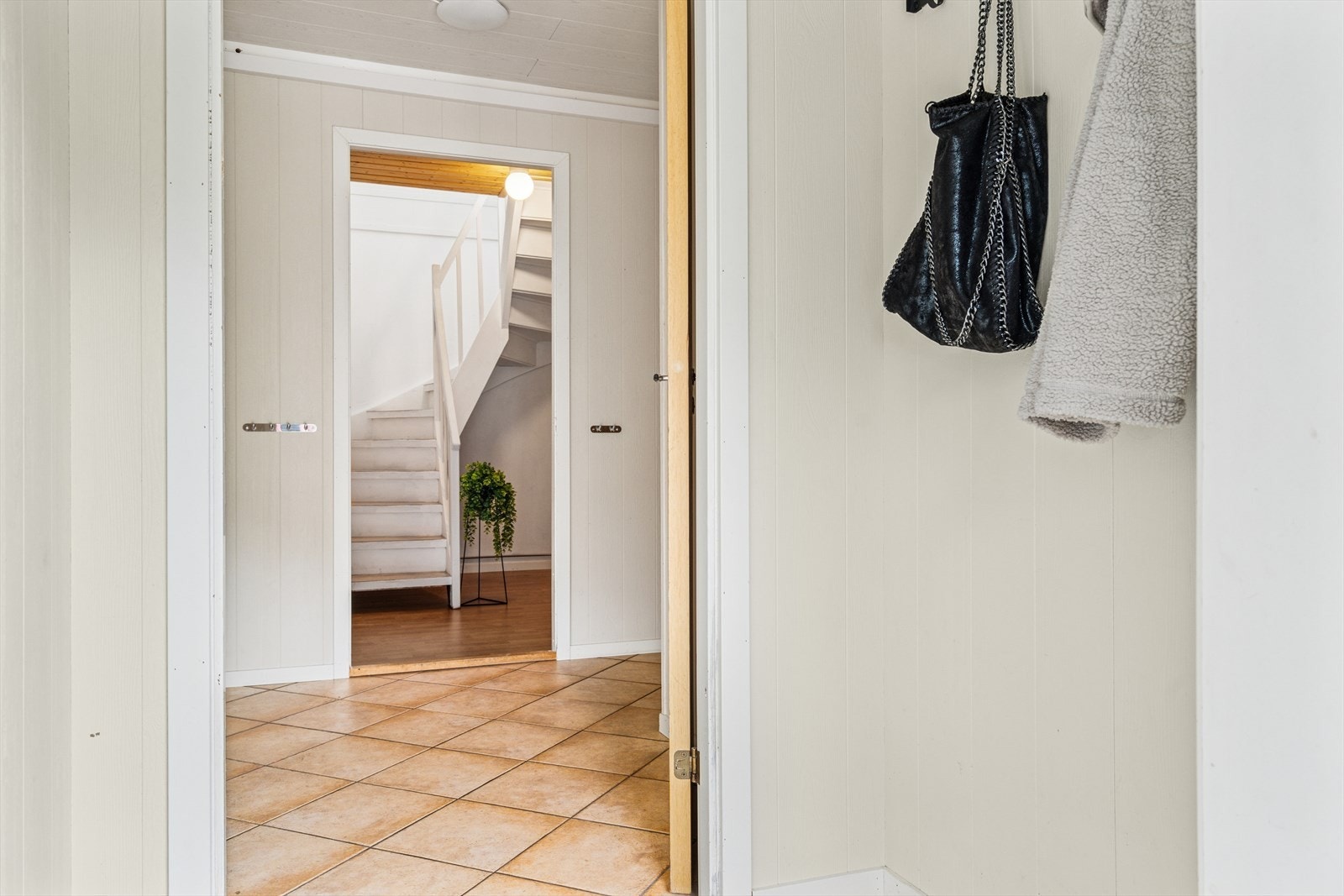 Boligen er praktisk utstyrt med to inngangspartier og entreer, praktisk ved utleie. Galleribilde