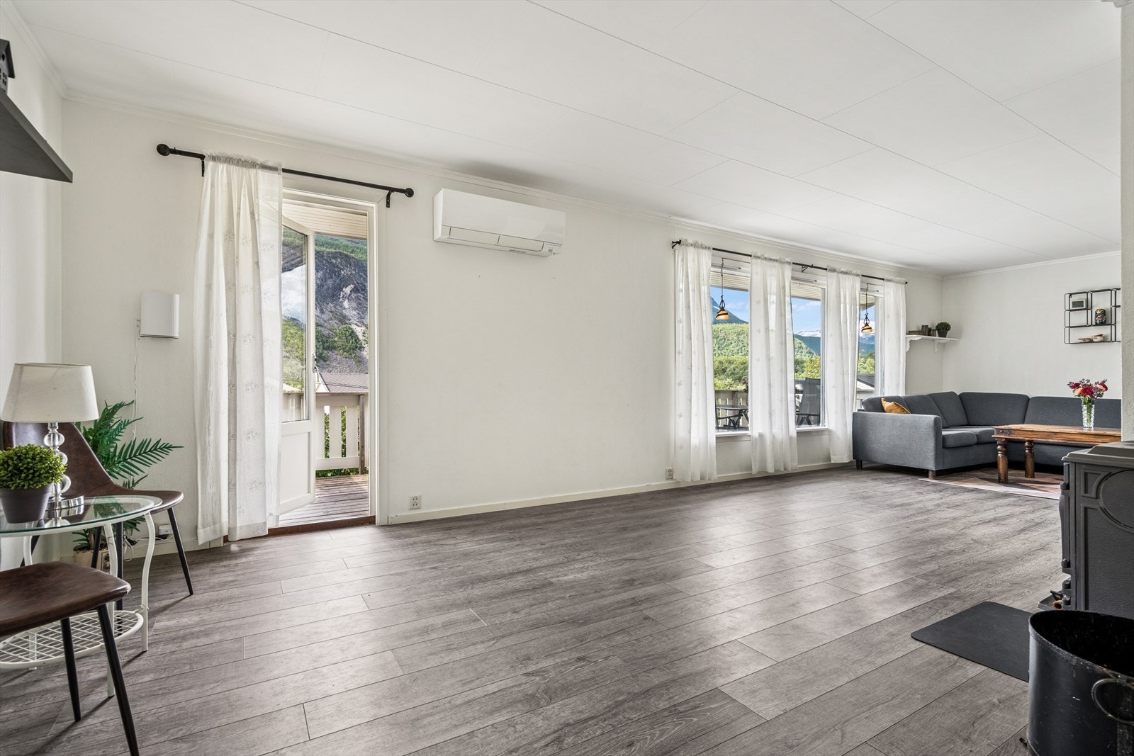 Herfra er det utgang til solrik balkong. Galleribilde