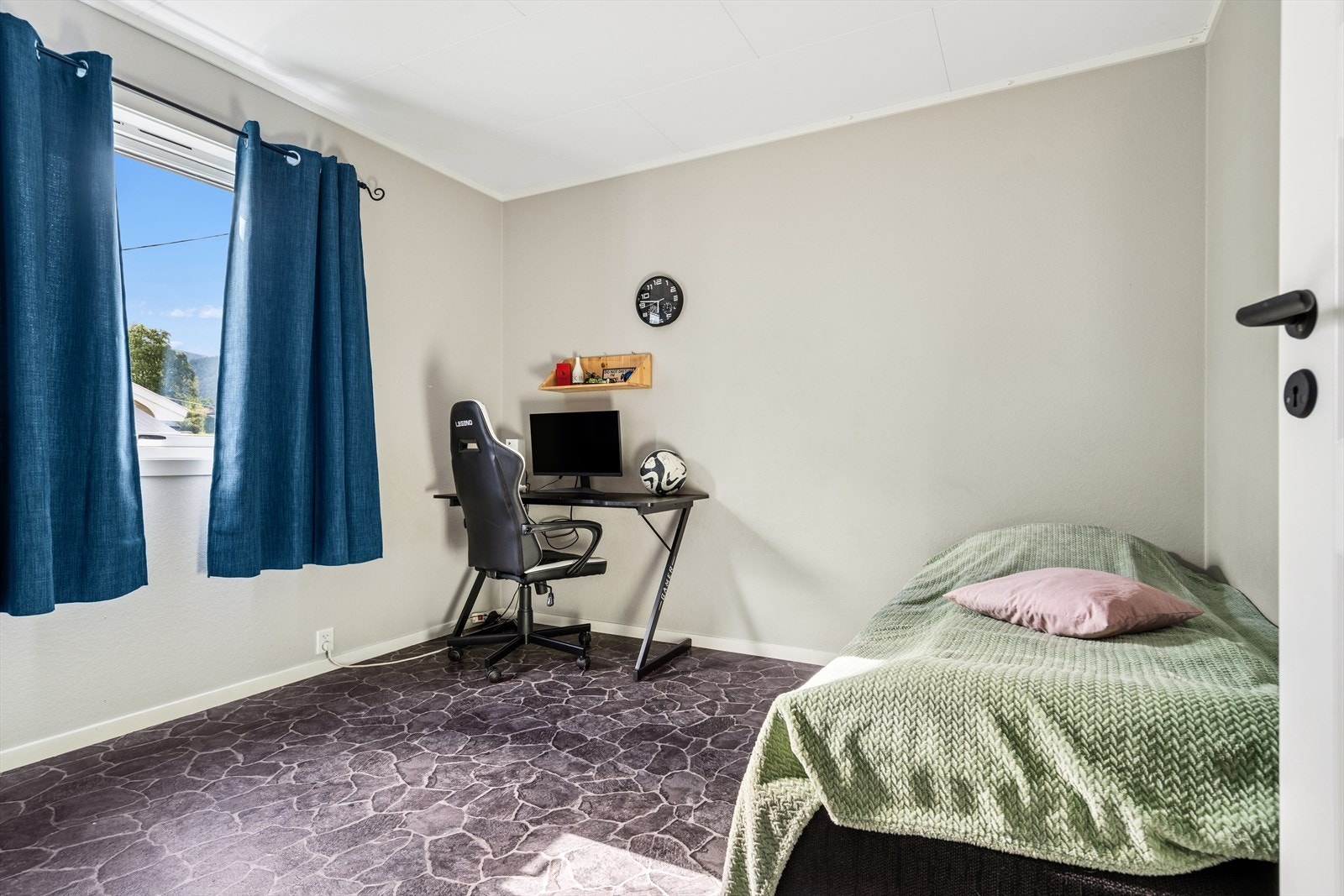 Alle soverommene har plass til seng, tilhørende møblement og garderobeskap. Galleribilde