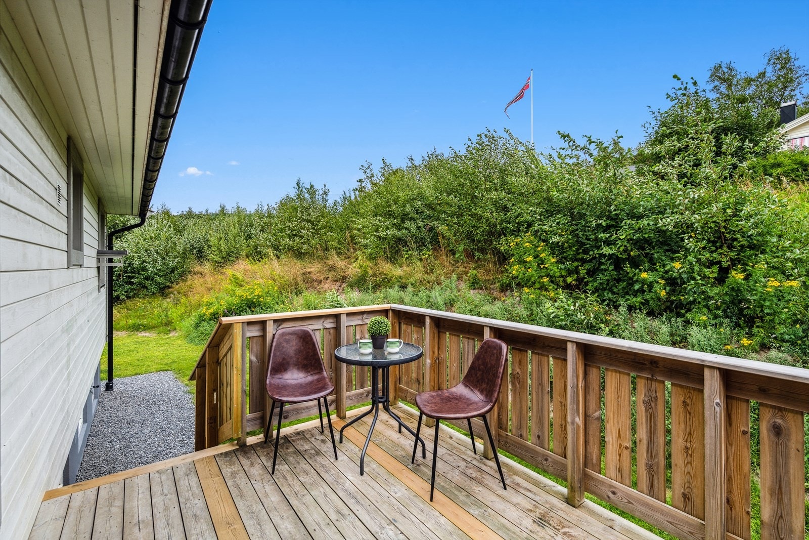 Lettstelt tomt med med gode lys- og solforhold. Galleribilde