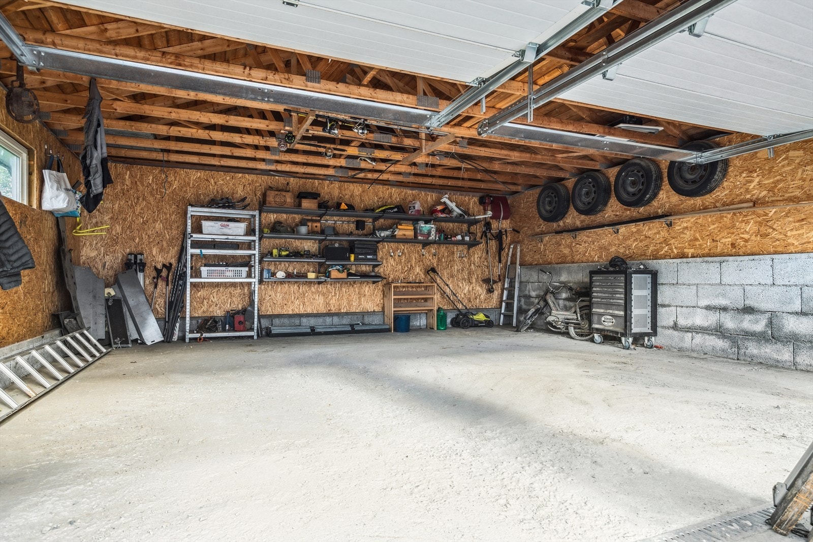 Her er det god plass til parkering, samt diverse oppbevaring. Galleribilde