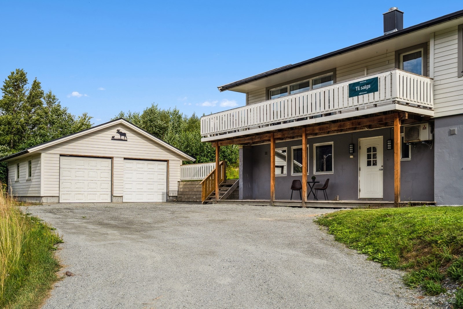 Gode parkeringsmuligheter i dobbelgarasje og i egen gårdsplass. Galleribilde