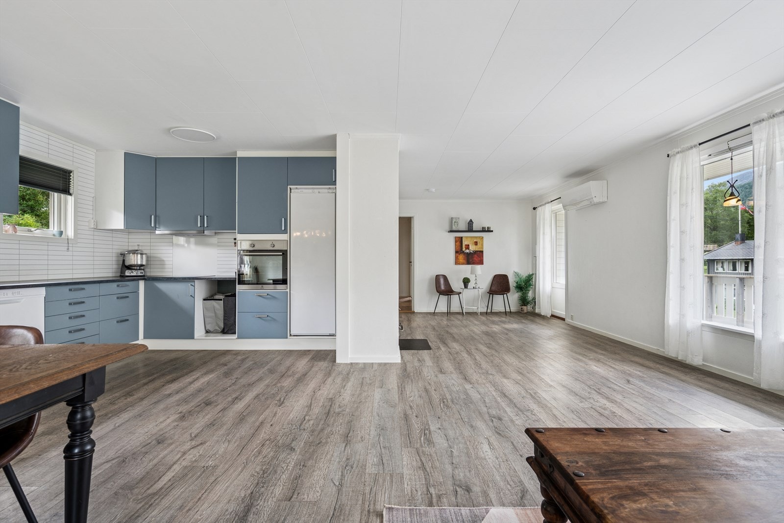 Det er åpen stue og kjøkkenløsning som gjør rommet mer sosialt. Galleribilde