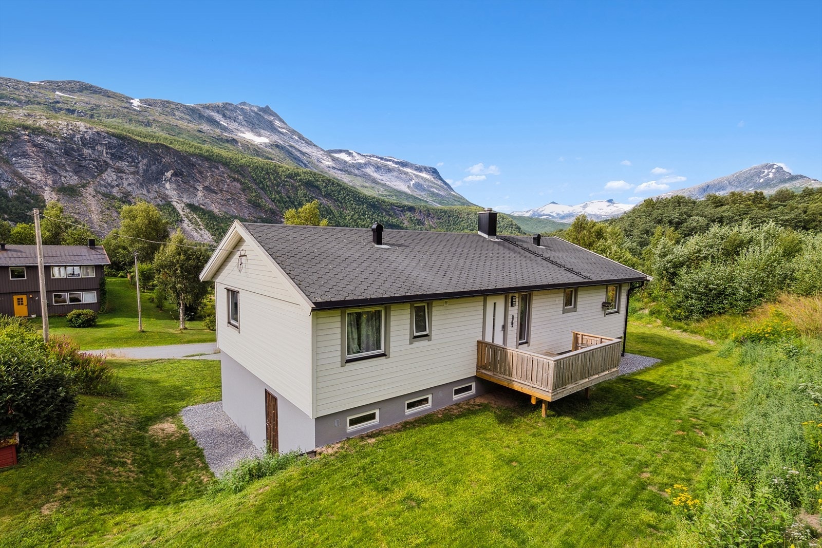 Eiendommen er fint beliggende i det barnevennlig boligfeltet Holmen med lite trafikk. Galleribilde