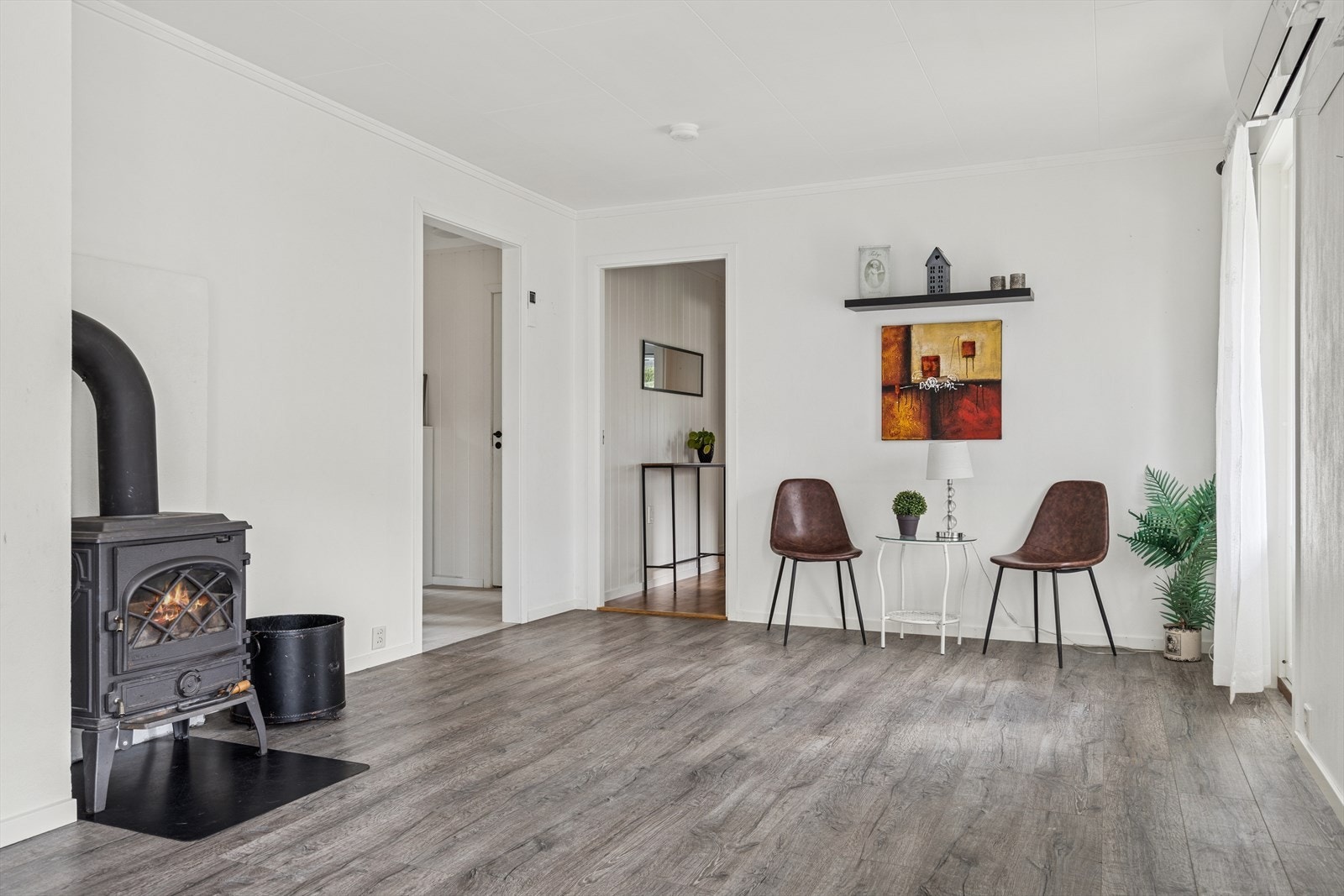 Det er montert en vedovn for hygge og varme på kalde dager. Galleribilde