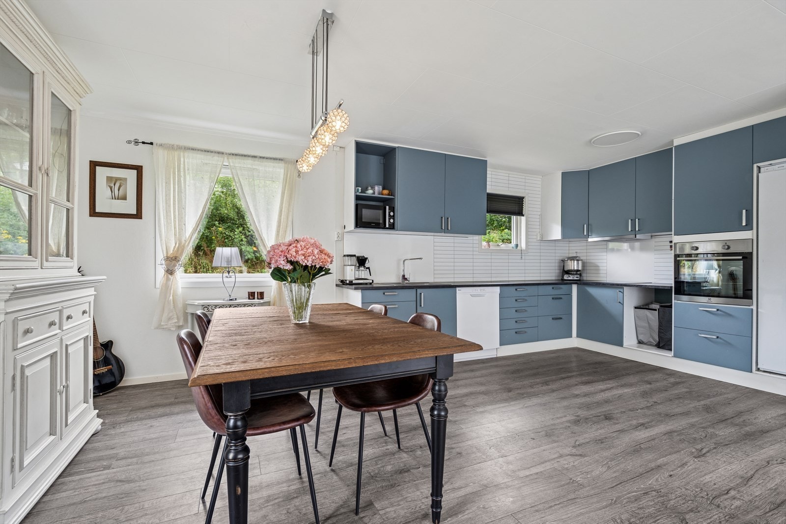 Innredning med malte glatte fronter og laminert benkeplate. Galleribilde