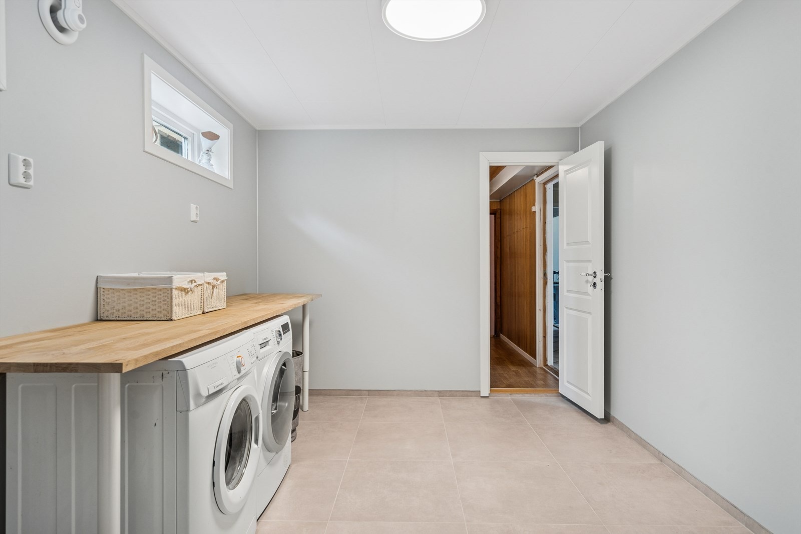 Vaskerommet er renovert i 2025 som har flislagt gulv med varmekabler og malte vegger. Galleribilde