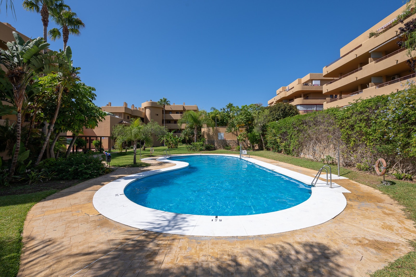 Flotte fellesområder med stort basseng og barnebasseng. Galleribilde