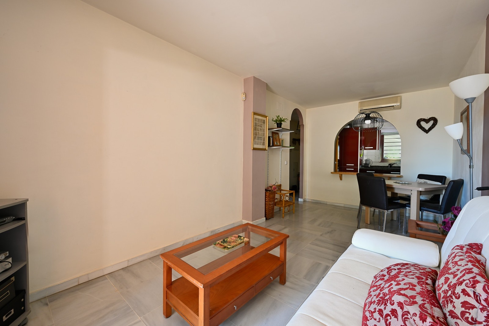 Kjøkkenet har et praktisk serveringsvindu Galleribilde