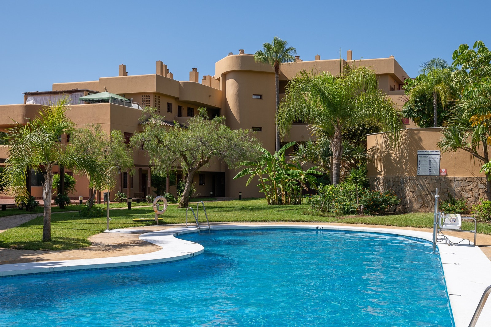 Flotte fellesområder med stort basseng og barnebasseng. Galleribilde