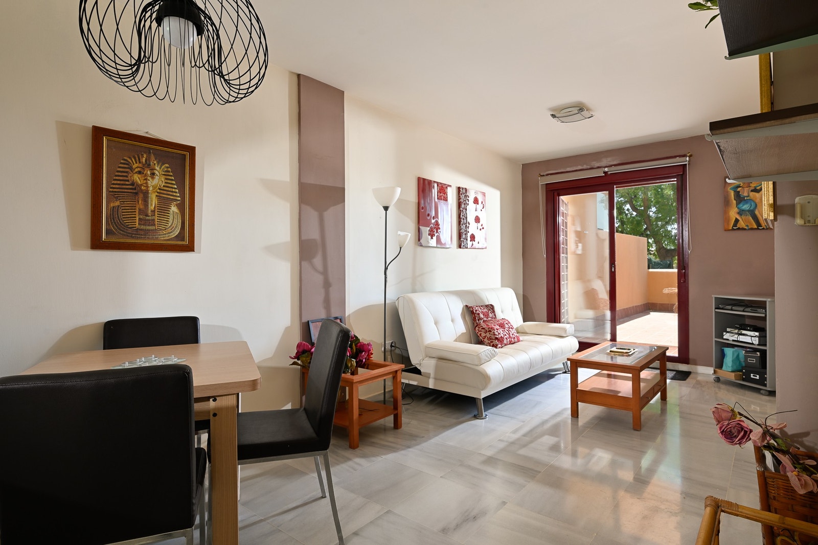 Stuen har plass til både sofa og spisebord Galleribilde