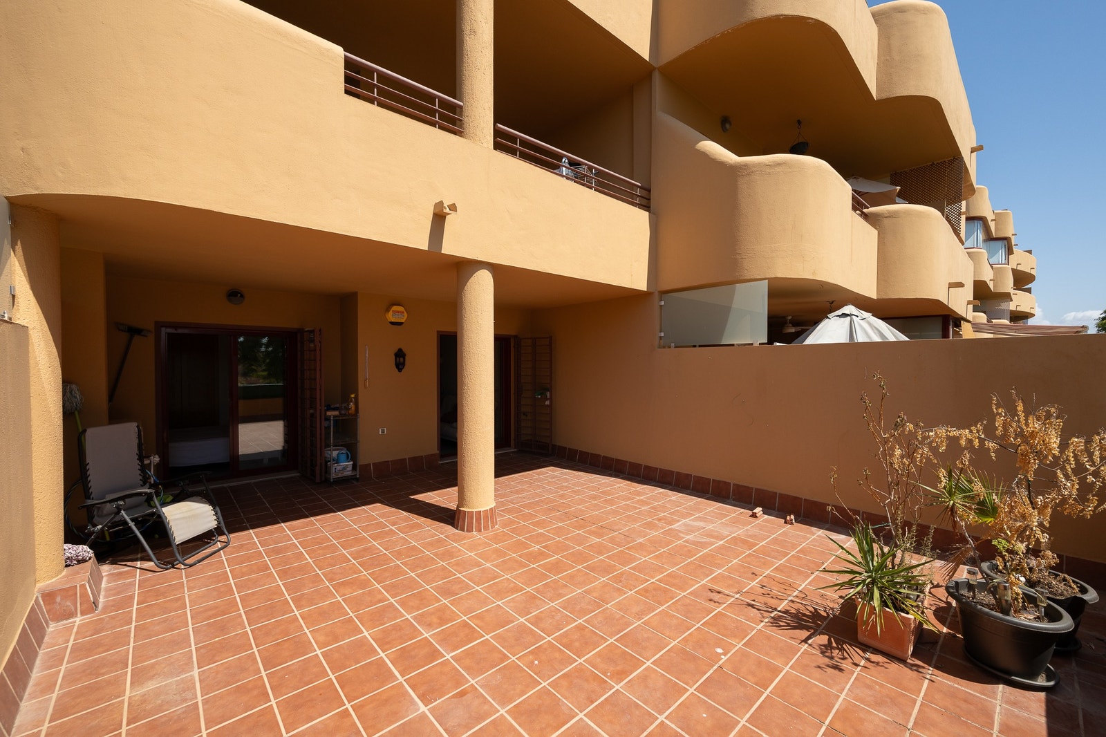 Stor terrasse med gode solforhold Galleribilde