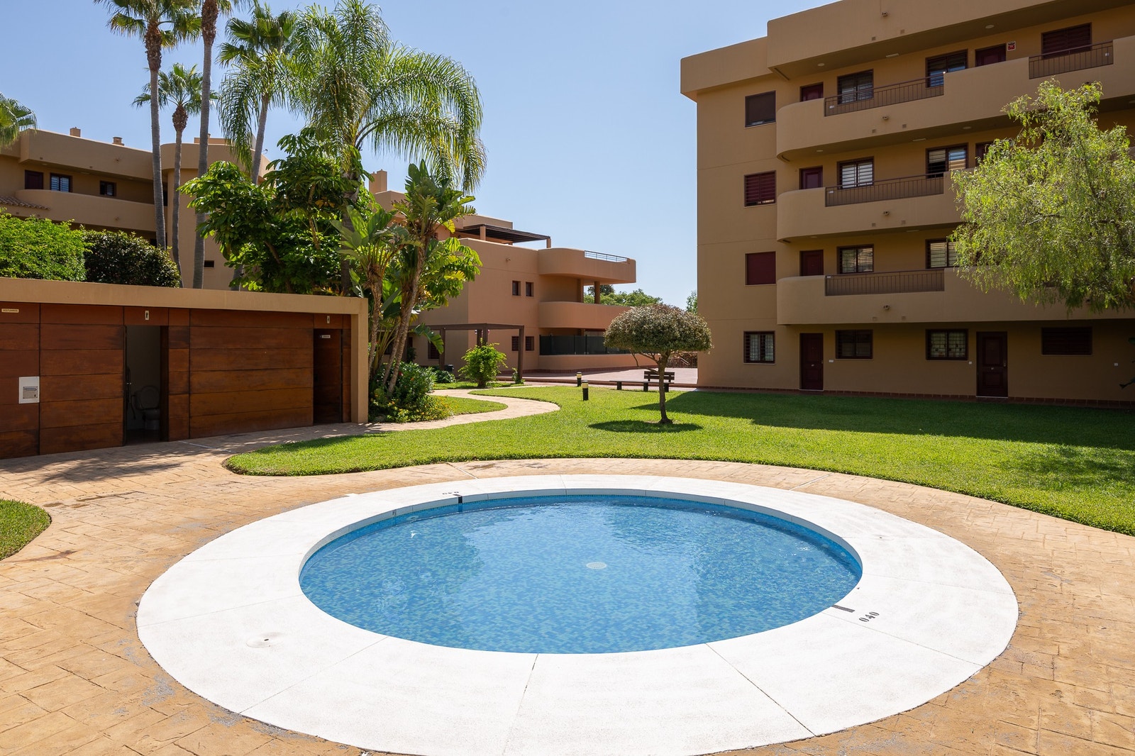 Flotte fellesområder med stort basseng og barnebasseng. Galleribilde