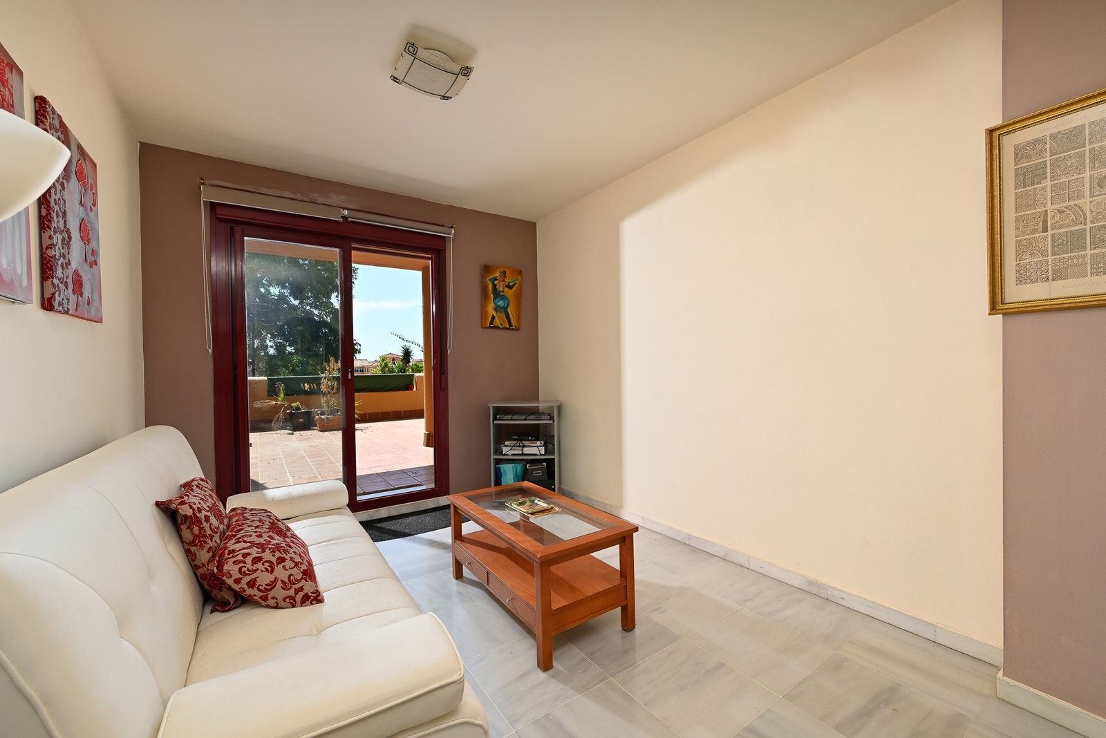 Romslig stue med direkte utgang til terrassen Galleribilde