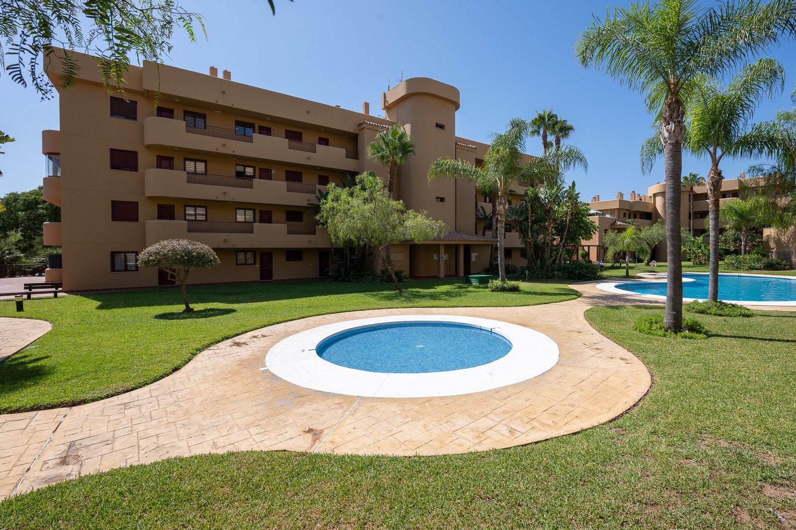 Flotte fellesområder med stort basseng og barnebasseng. Galleribilde