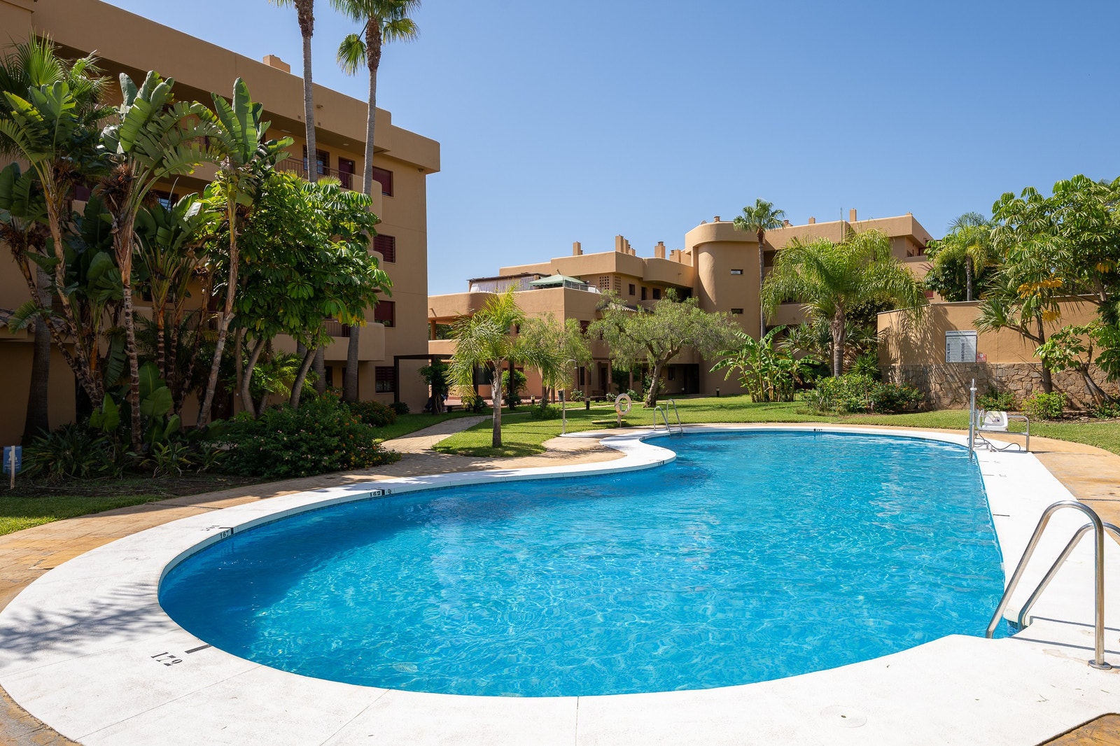 Flotte fellesområder med stort basseng og barnebasseng. Galleribilde