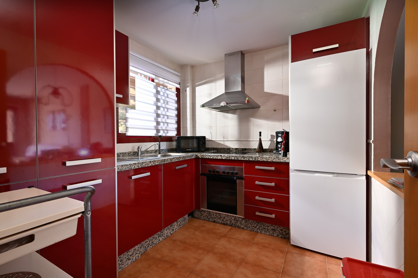 Fullt utstyrt kjøkken Galleribilde