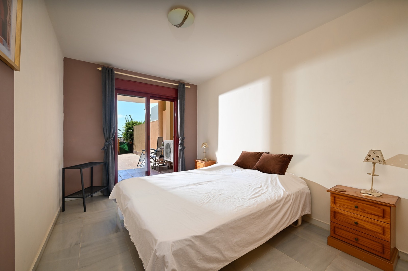 Romslig soverom med innebygde garderober og direkte utgang til terrassen Galleribilde