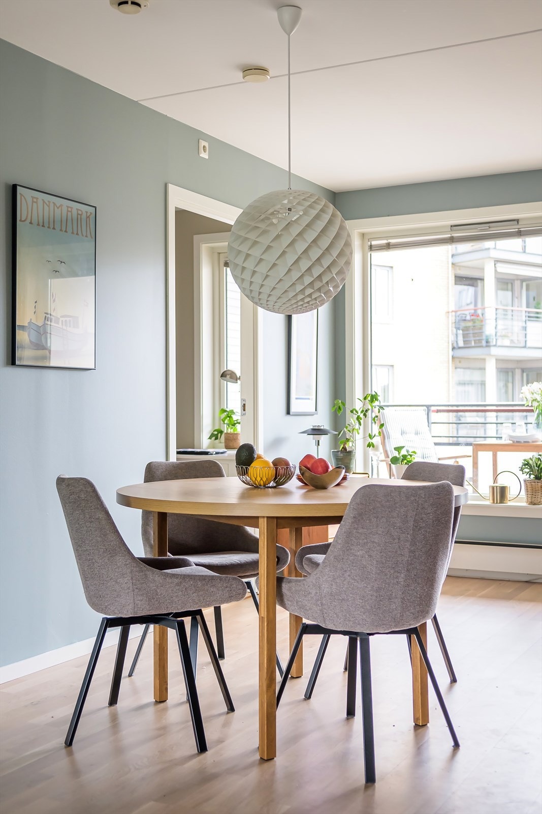 Det er god plass til å invitere venner og familie på en hyggelig middag! Galleribilde