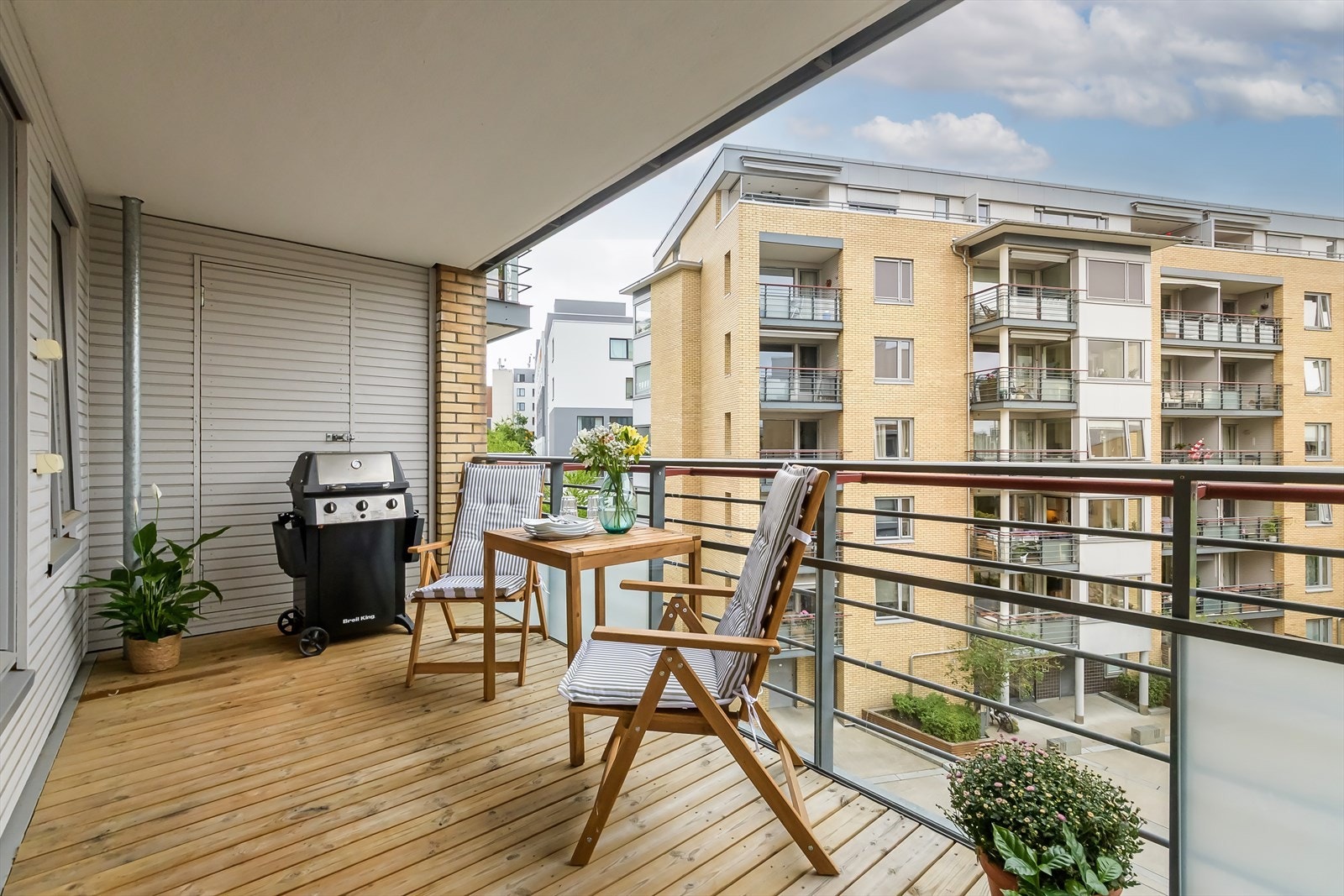Stor sørvendt balkong på 10m² med praktisk utvendig bod på 2m² Galleribilde