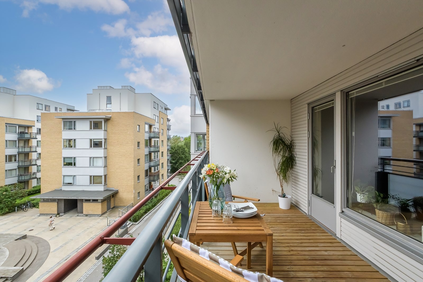 Her er det god plass til ulike utemøbler, planter og grill Galleribilde