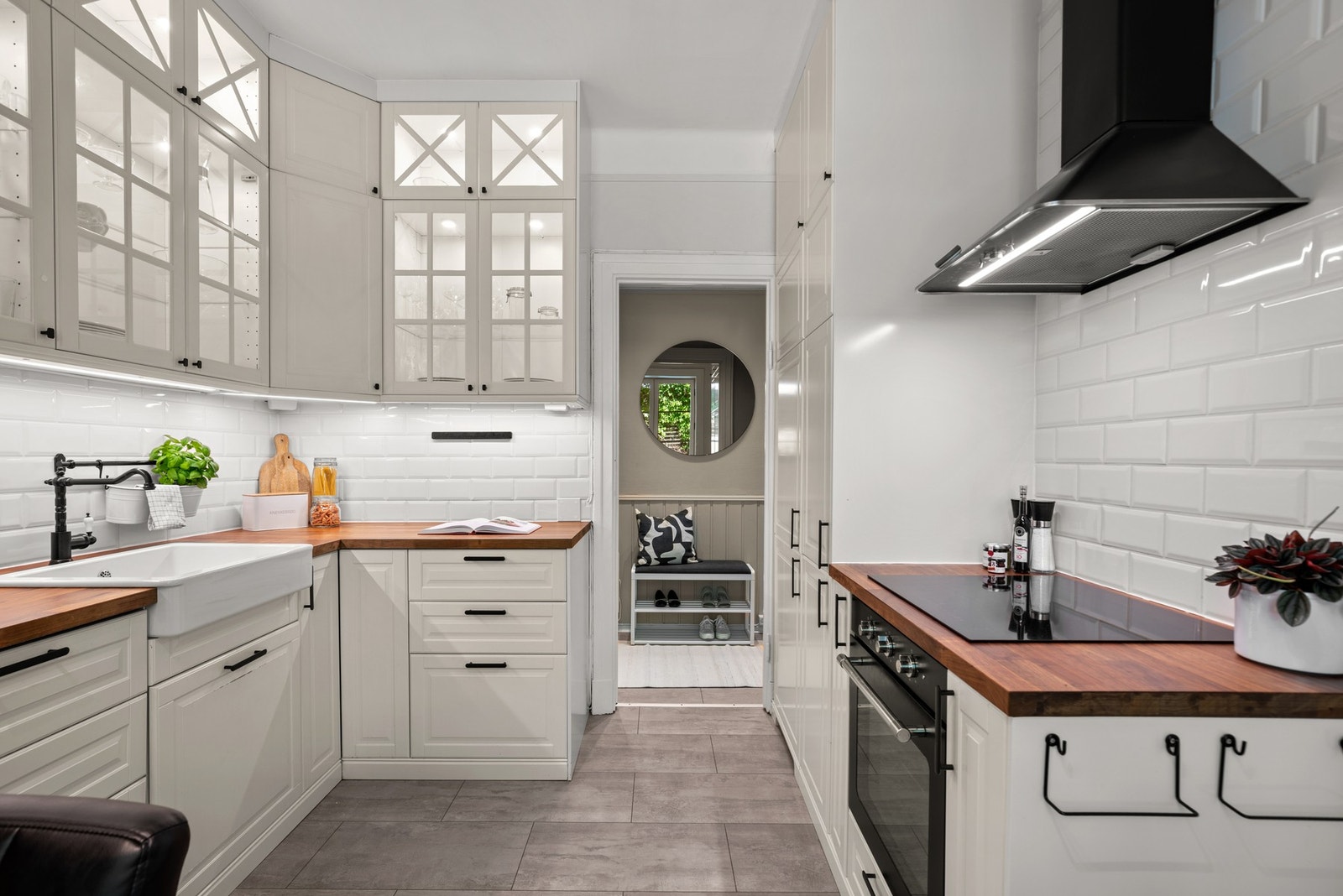 Hvitevarene inkluderer induksjonsplatetopp, stekeovn, oppvaskmaskin og kjøl/fryseskap. Galleribilde