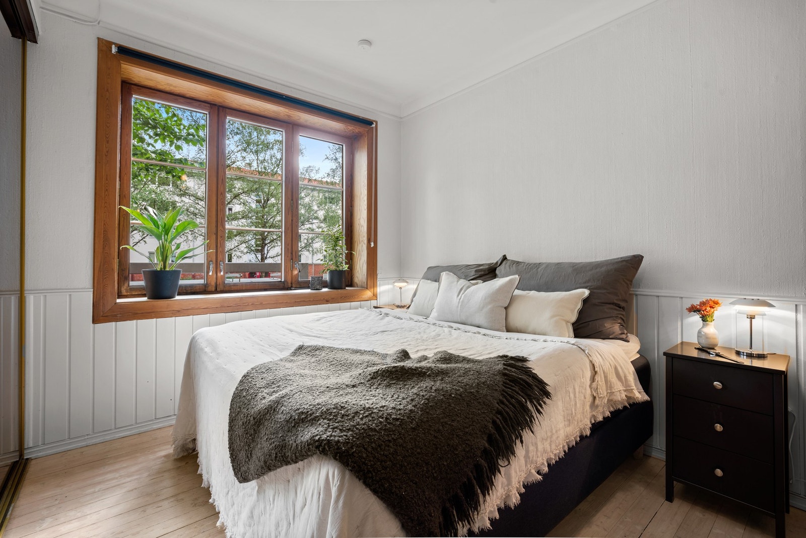 Det er godt med naturlig dagslys fra vinduet, noe som bidrar til en luftig atmosfære. Galleribilde