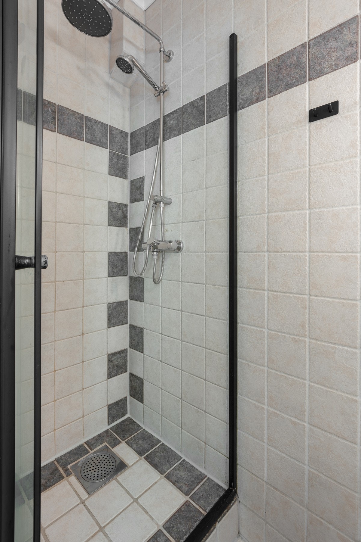 Dusjhjørne med foldedører. Det er installert regndusj og sluk i våtsone. Galleribilde