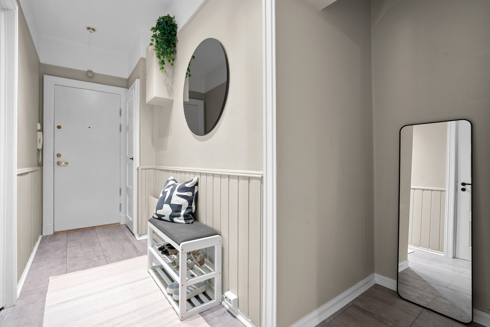 Entréen er romslig med praktisk laminatgulv som gir et slitesterkt underlag. Galleribilde