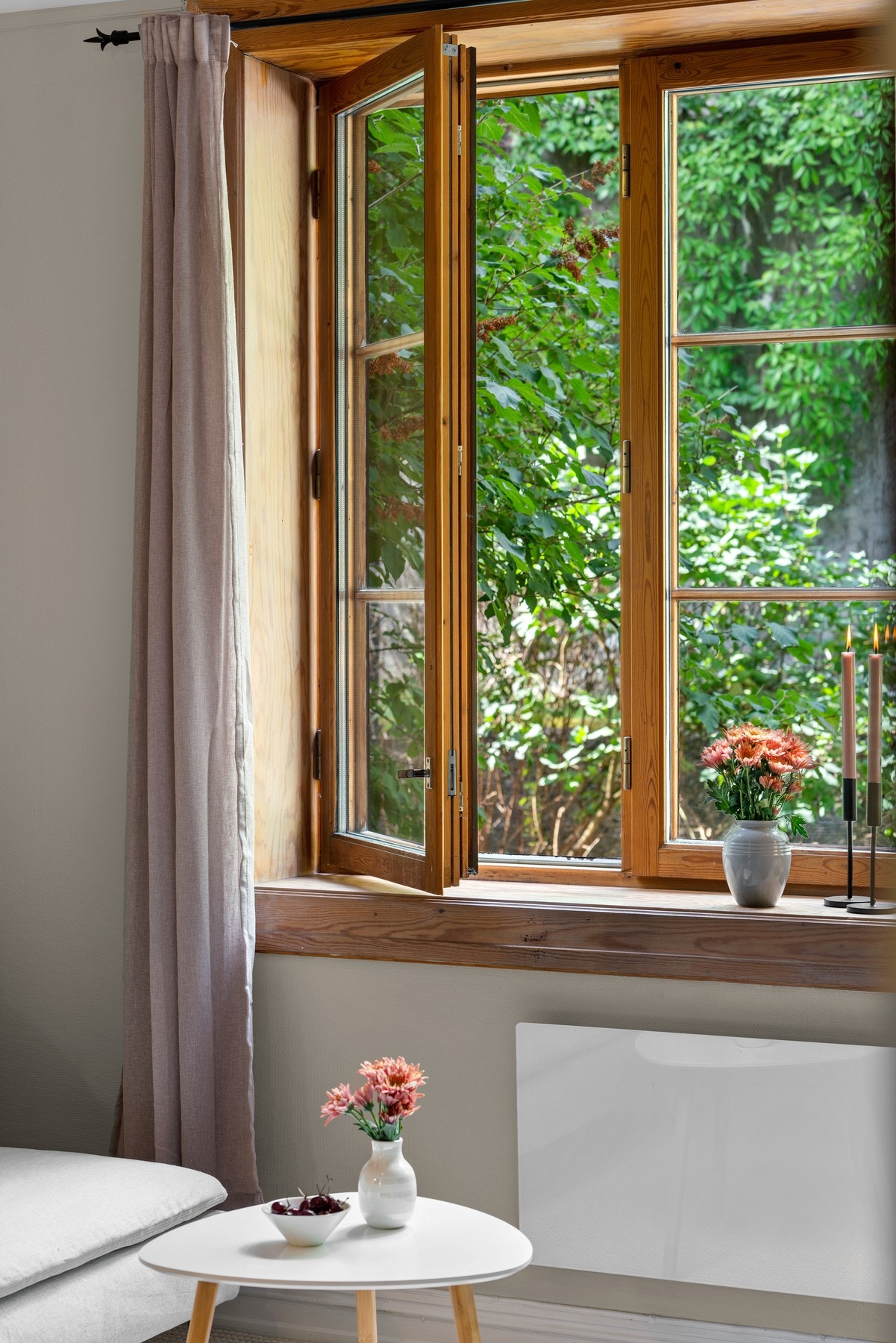 De originale detaljene som brede vinduskarmer og heltre gulv gir boligen et tidløst preg, samtidig som det er lagt til rette for praktiske løsninger med både loft- og kjellerbod for ekstra oppbevaringsplass. Galleribilde