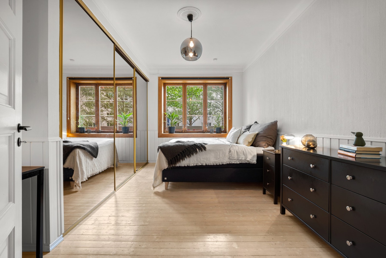 Soverommet har originalt heltre gulv og en takhøyde som gir en romslig følelse. Galleribilde