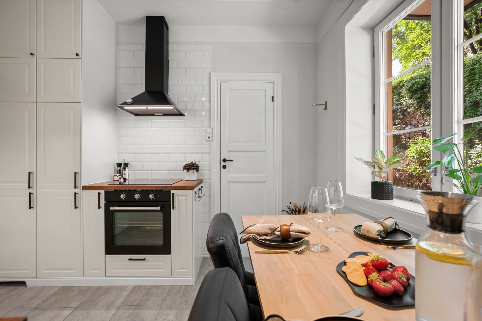 Rommets layout bidrar til en effektiv og trivelig bruk av plassen. En synlig teglsteinsvegg tilfører rommet et unikt særpreg og vitner om byggets historie. Galleribilde