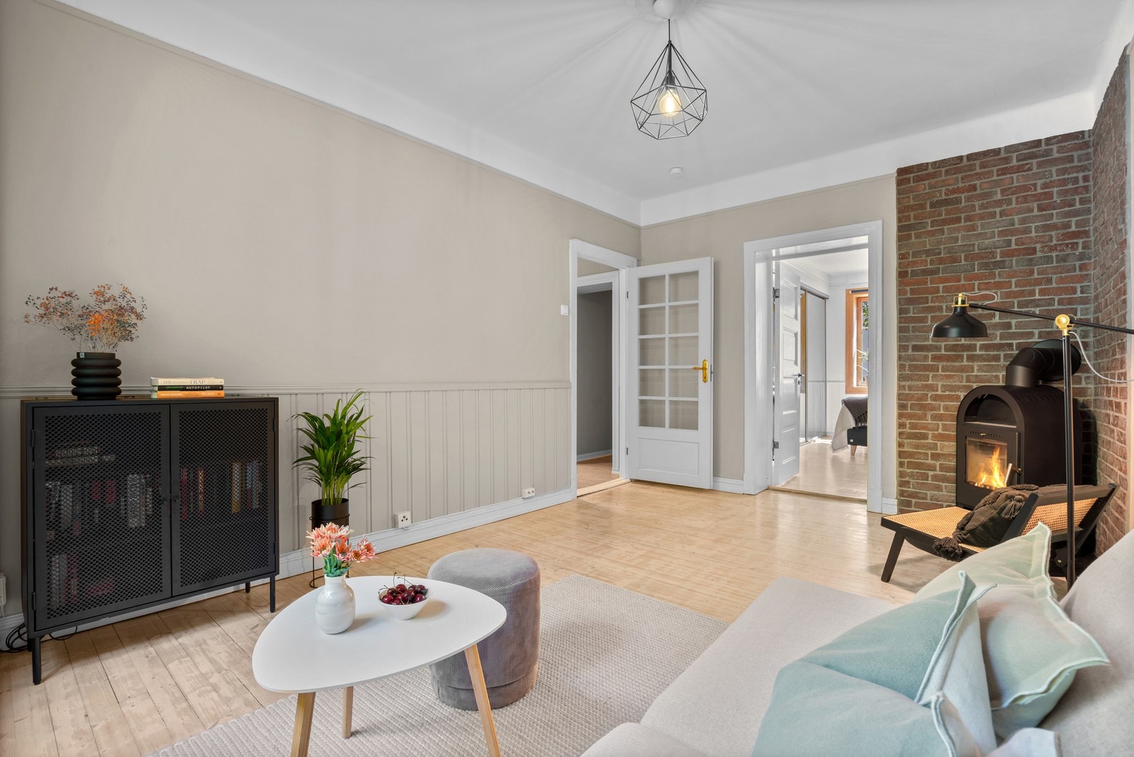 Den gode takhøyden på 2,77 meter i stuen gir en luftig følelse Galleribilde