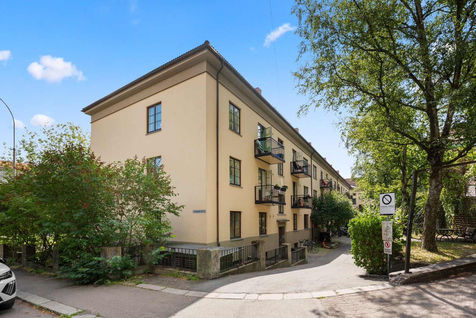 Uelands gate 52 inngår i den klassiske murbygårds-bebyggelsen som preger aksen fra Alexander Kiellands plass til St. Hanshaugen. Gården ble oppført rundt år 1900. Galleribilde