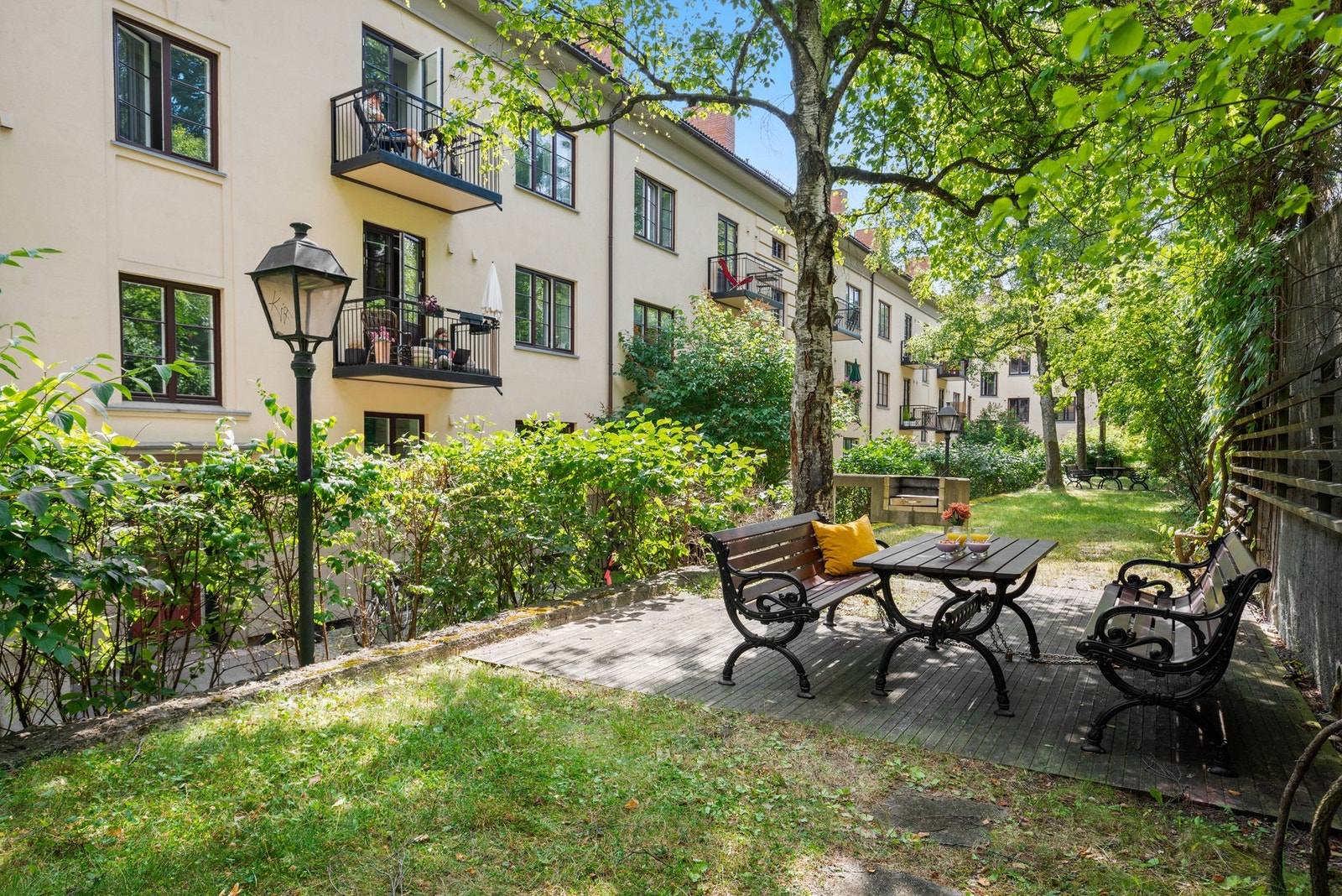 Borettslaget disponerer en herlig bakgård med grillplass, sykkelparkering og felles hage. Svært sentral, men likevel tilbaketrukket beliggenhet. Galleribilde