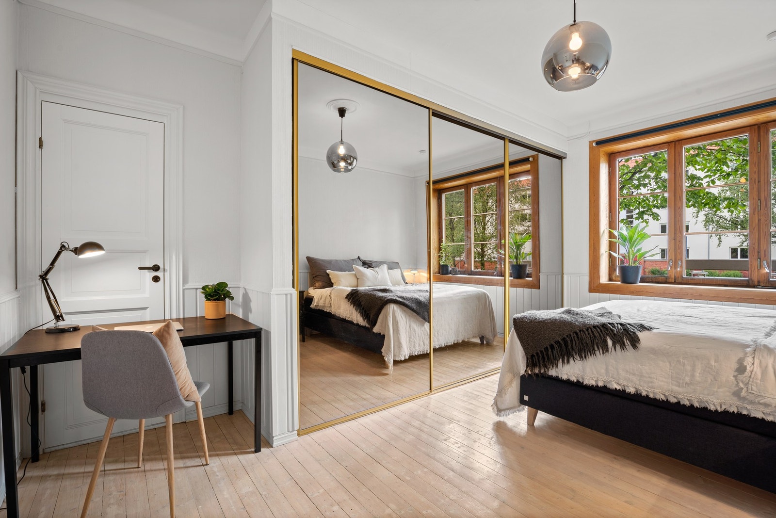 En liten rosett rundt takpunktet tilfører et klassisk preg. Rommet er utstyrt med en skyvedørsgarderobe med speilfronter. Galleribilde