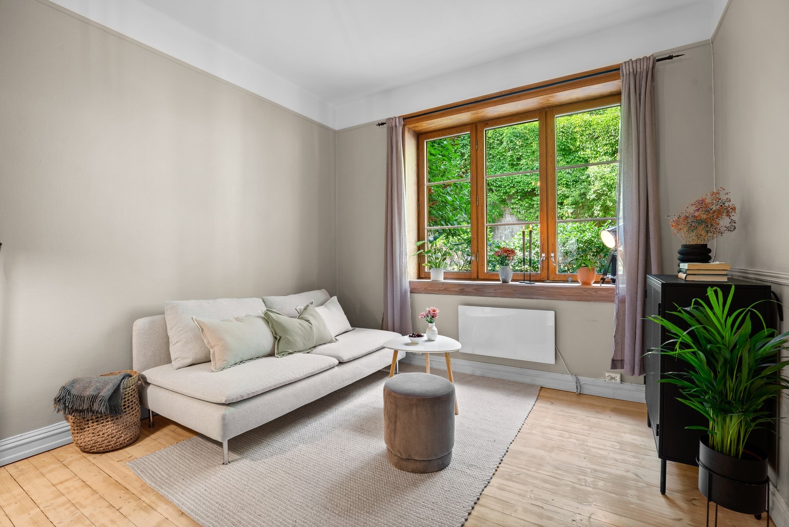 Store vindusflater slipper inn godt med dagslys og bidrar til et lyst oppholdsrom. Galleribilde